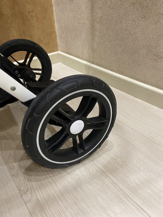 Коляска новая