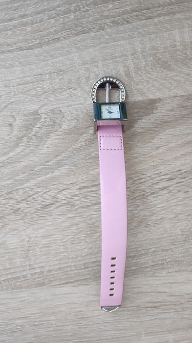 Ръчен, дамски, розов часовник.