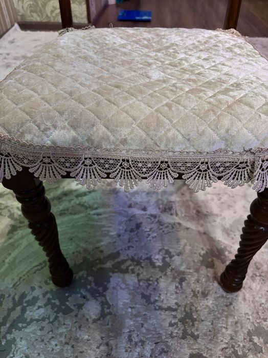 Стулья и стол для гостиной