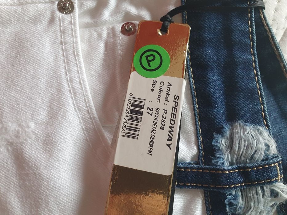 Чисто нови бели дънки с износен ефект, син дънков колан и ниска талия.