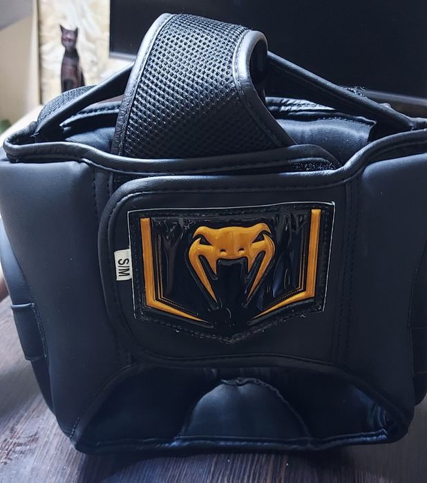 Шлем для единоборств  абсолютно новый.