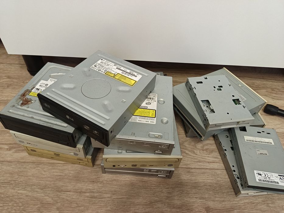 Дисковод IDE много