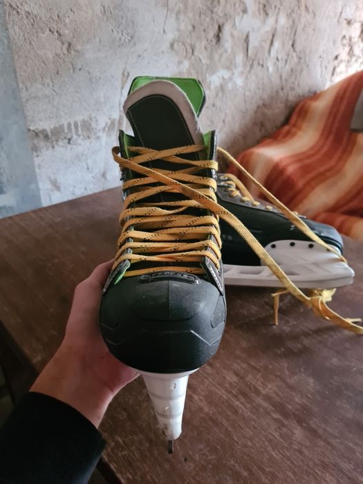 Продам коньки Bauer