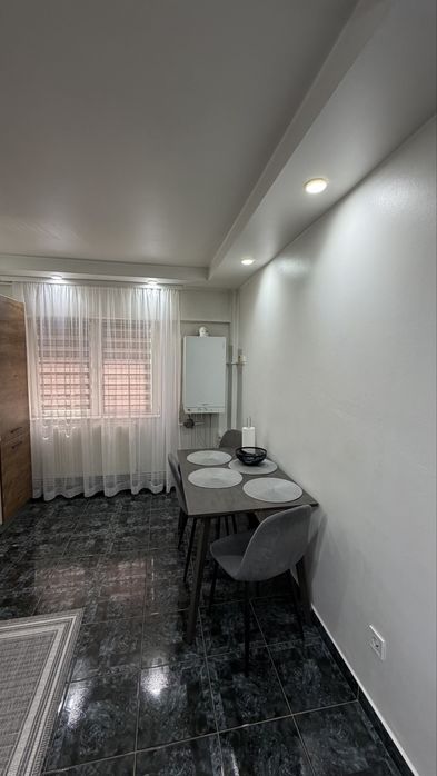 Apartament de inchiriat cu 2 camere, decomandat, etajul 1, str. Victoriei, balcon inchis, 52 mp