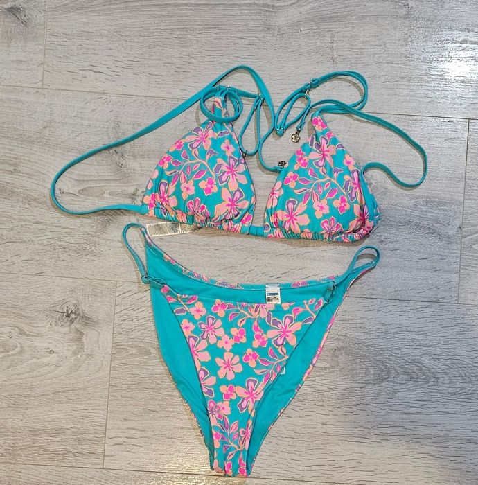 Vând costum de baie