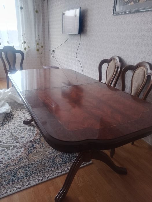 Стол со стульями в гостинную.