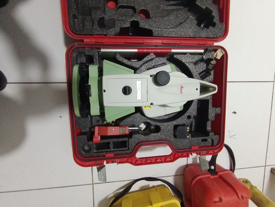 Тахеометр Leica в комплекте.