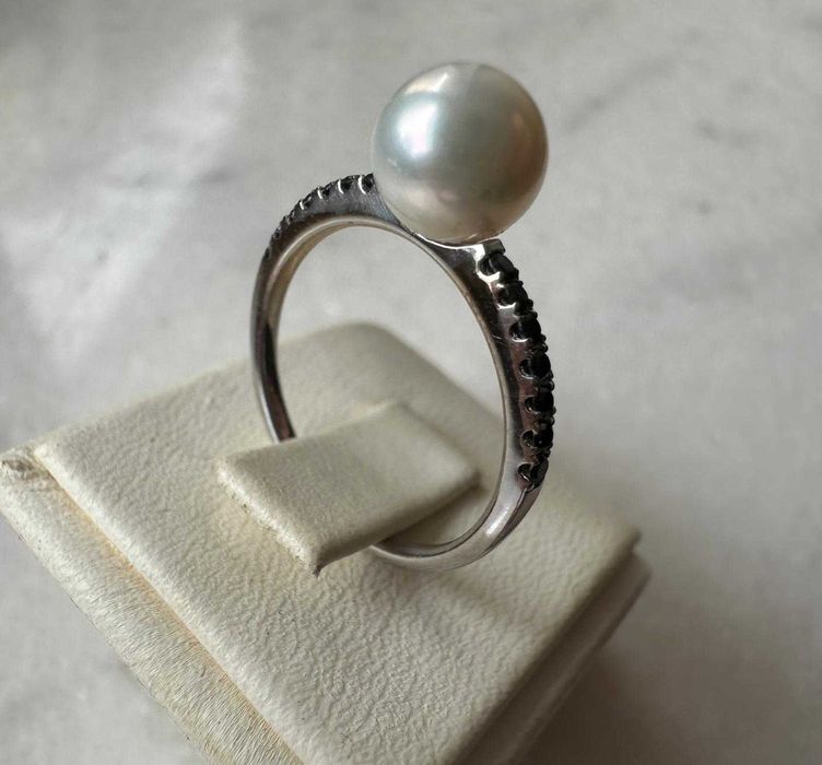 Inel din aur alb, decorat cu perlă Akoya și diamante negre