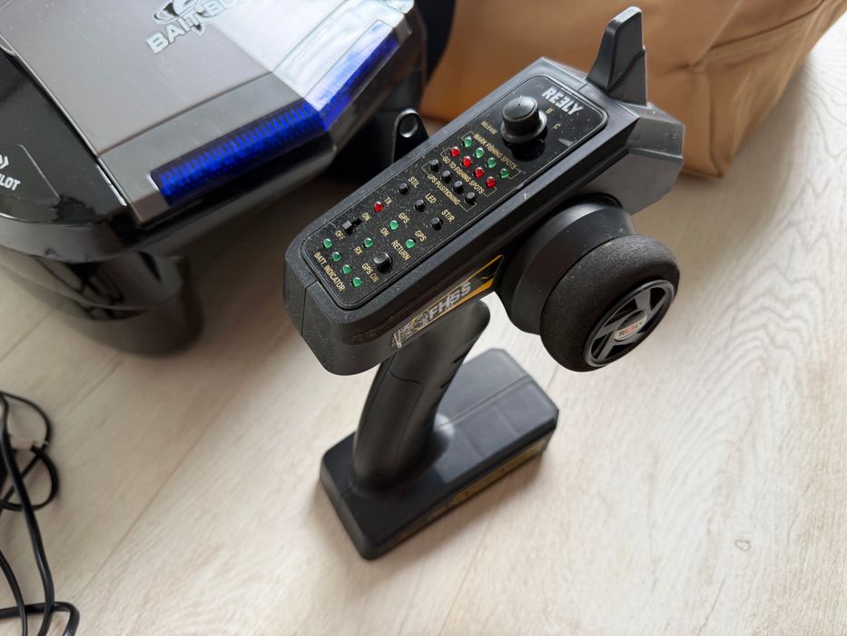 Лодка за захранка с GPS, сонар