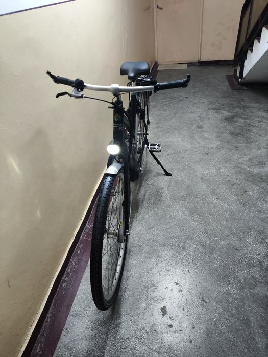 Bicicletă asistată electric cu încărcător și chei