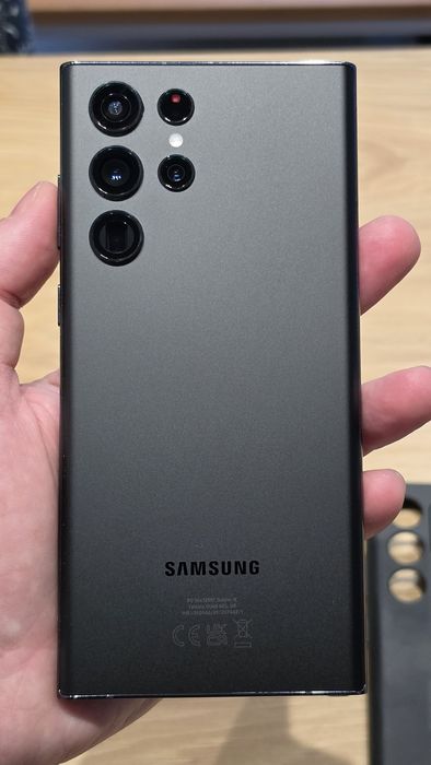 Samsung Galaxy S22 Ultra, 512 GB + Two Cases