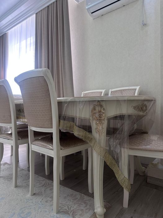 Выдвижной стол со стульями