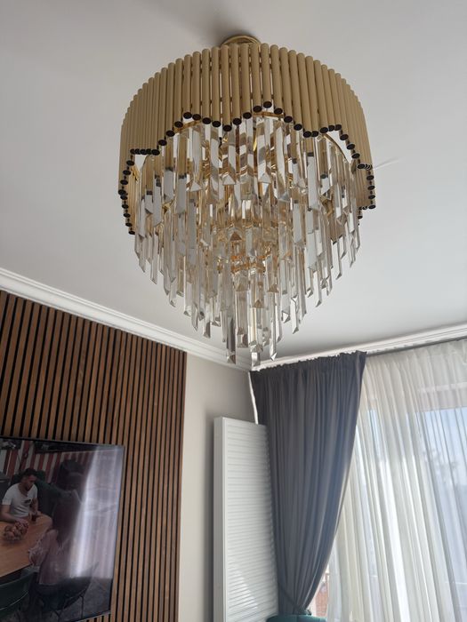 Lustră  tip candelabru – design modern, finisaj auriu
