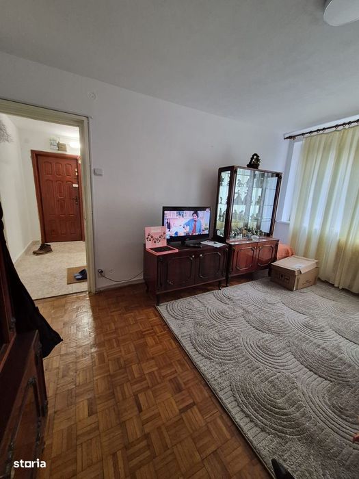Apartament trei camere , parter, Rovine- Piata