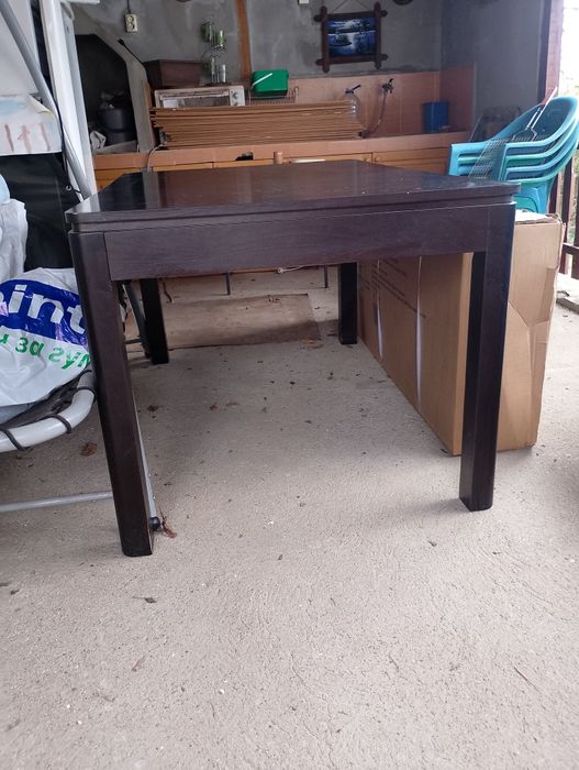 Продавам разтегателна трапезна маса.