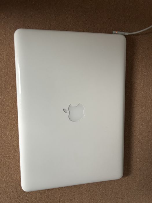Macbook white mid 2010