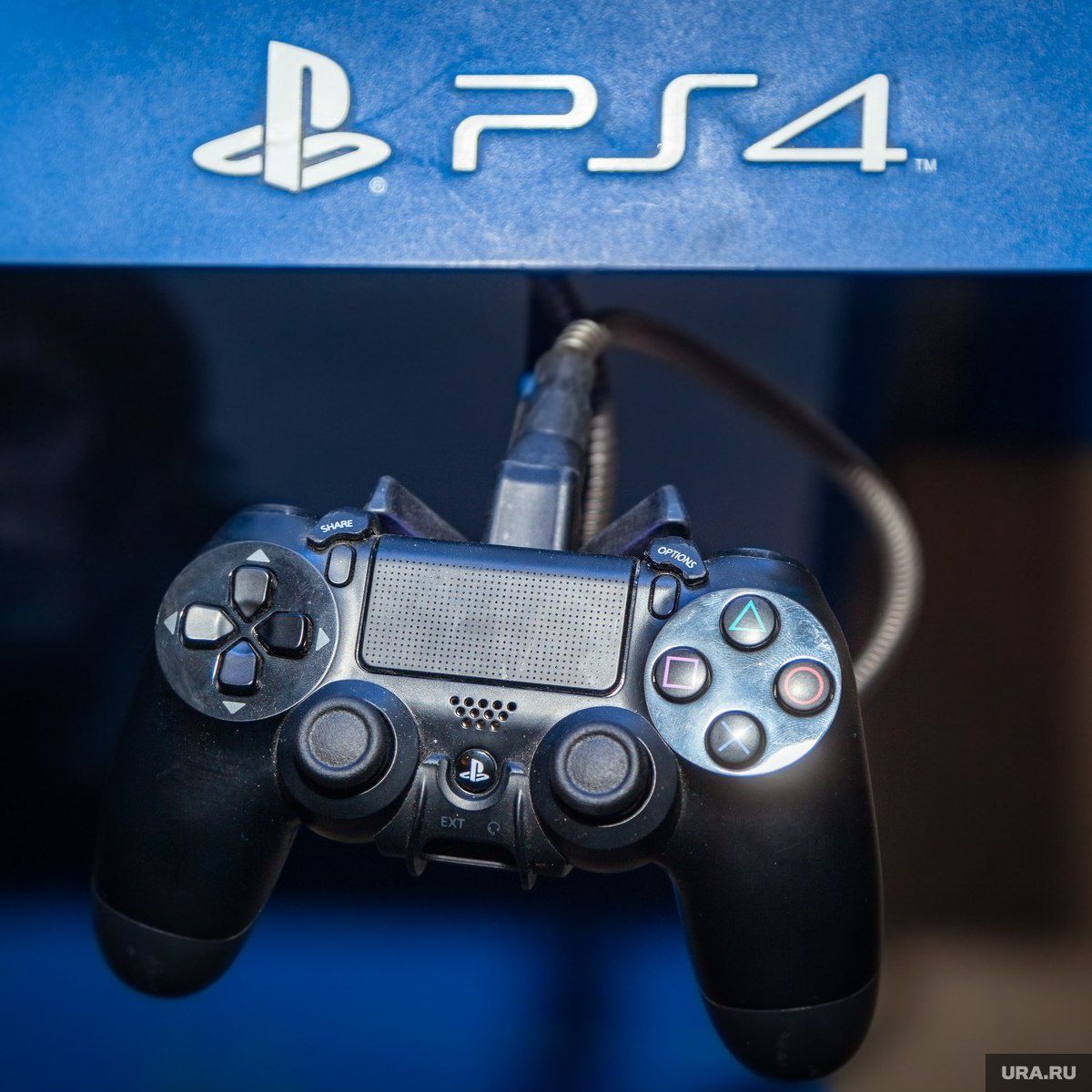 Пропадет приставка. Dualshock 4 желтый. Плейстейшен 4 ручная. Геймпад ps4 в руке. Для рук пс4.