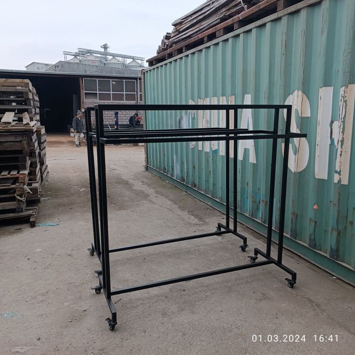 Вешалки для одежды.