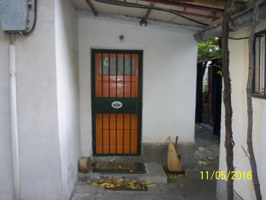 Метална  входна врата заедно с рамката