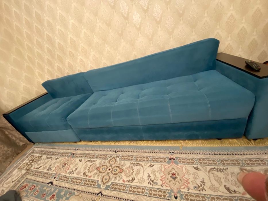 Синий раскладной диван-кровать в отличном состоянии
