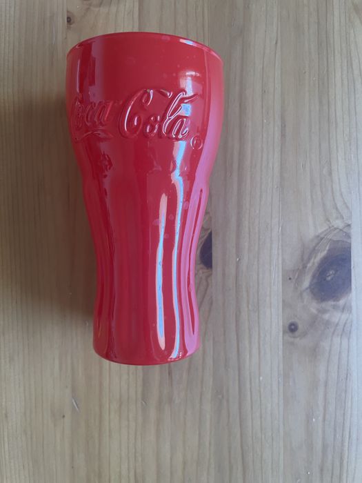 Червени чаши с надпис  Coca Cola