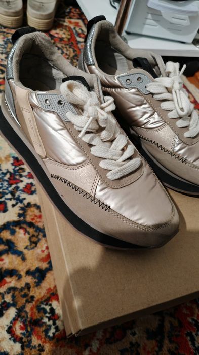 Кроссовки продам