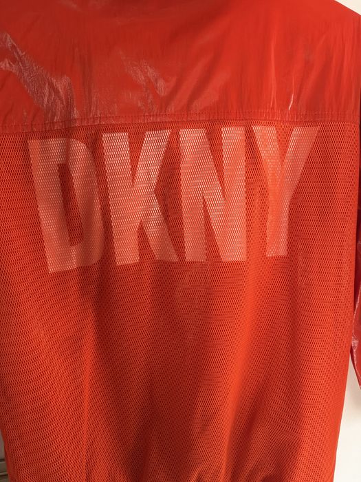 Яке за момиче DKNY