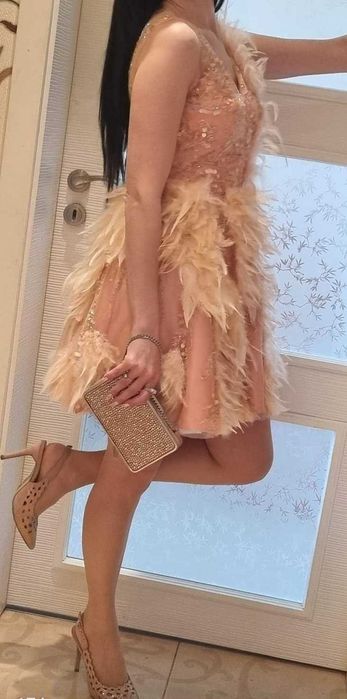 Продавам рокля с пера