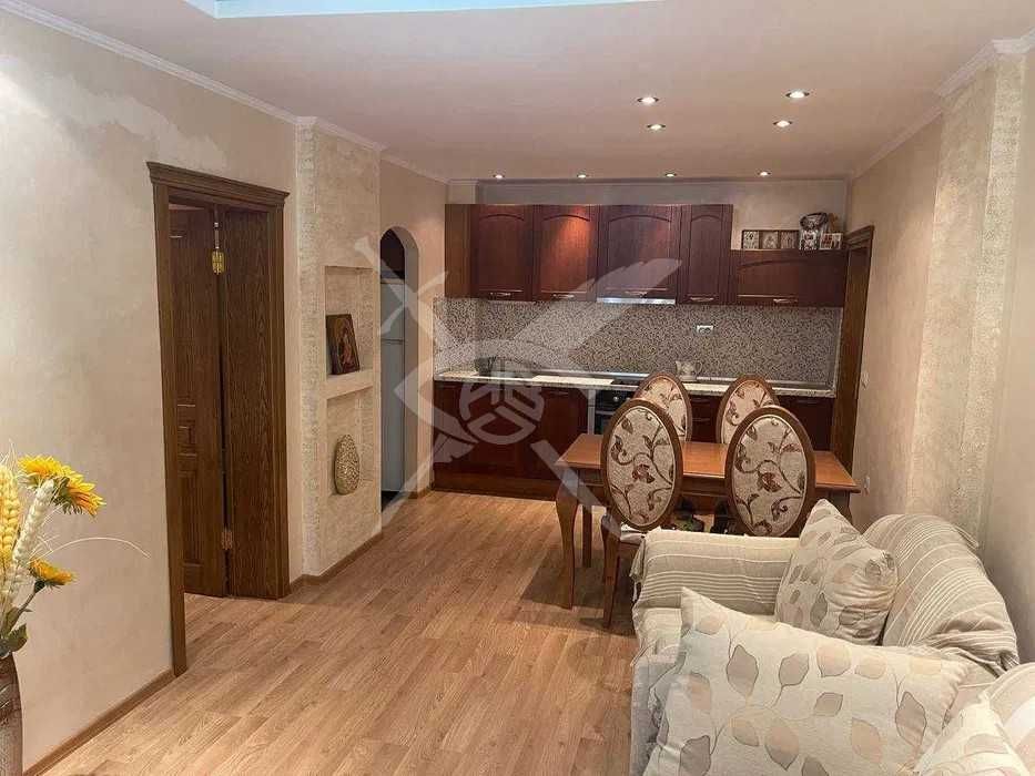 Продава се Тристаен апартамент в Бургас, Възраждане - 110 кв.м за 1206 €/кв.м - Снимка #2