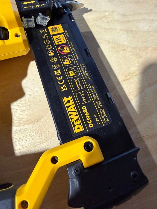 Dewalt pistol de cuie Hilti pe acumulator