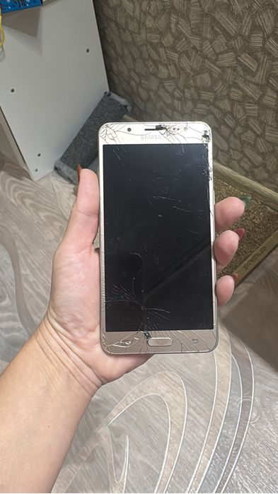 Разбитые телефоны и планшеты.