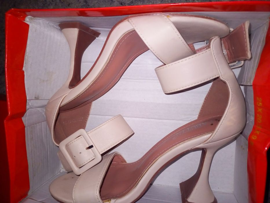 Аяқ уиймлер сатылады тапочка 38 разм қалған лары 35 раз таза жагдаи да