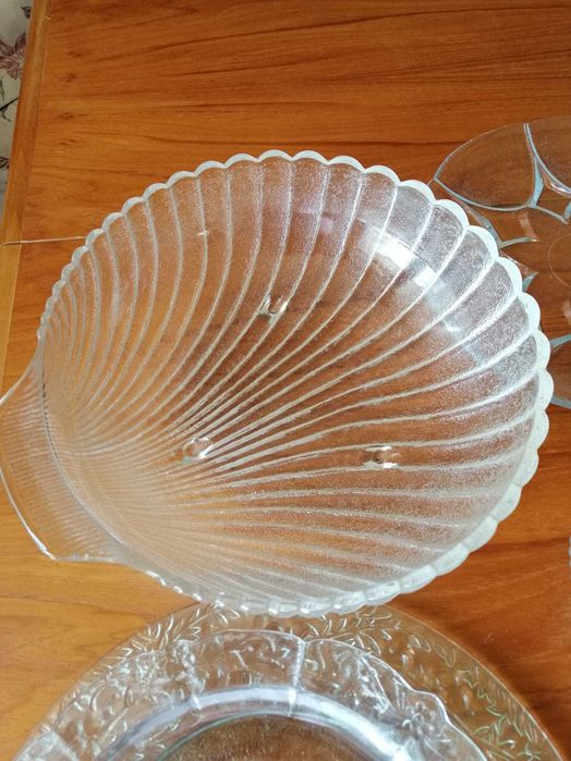 Красиви чинии и купи от стъкло