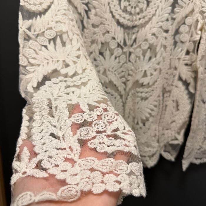 Bluză elegantă din dantelă bej, mărimea S-M, stare excelentă