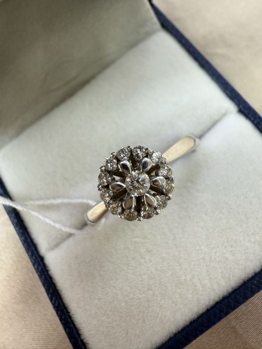 Белое Золотое кольцо с бриллантами