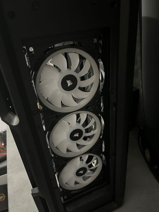 Компютърна кутия Corsair 5000T с допълнителни вентилатори