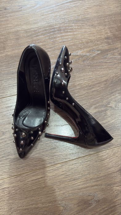 Продаются лакированные туфли