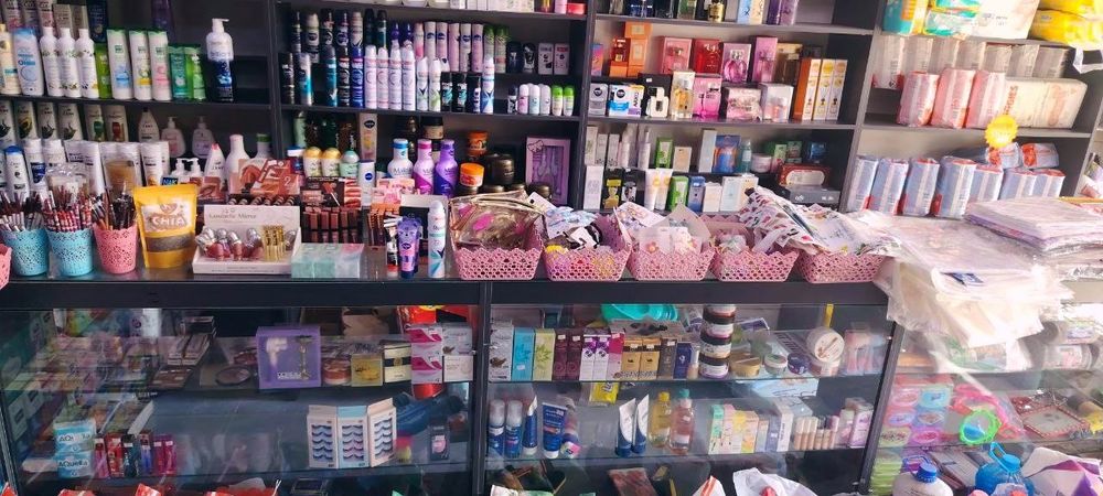 Магазин учун витрина ва полкалар.