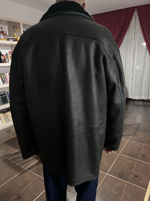 Haină de bărbați din piele întoarsă cu blană