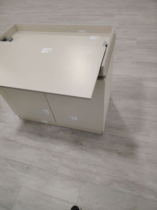 Zargarlik stoli oynasi bilan