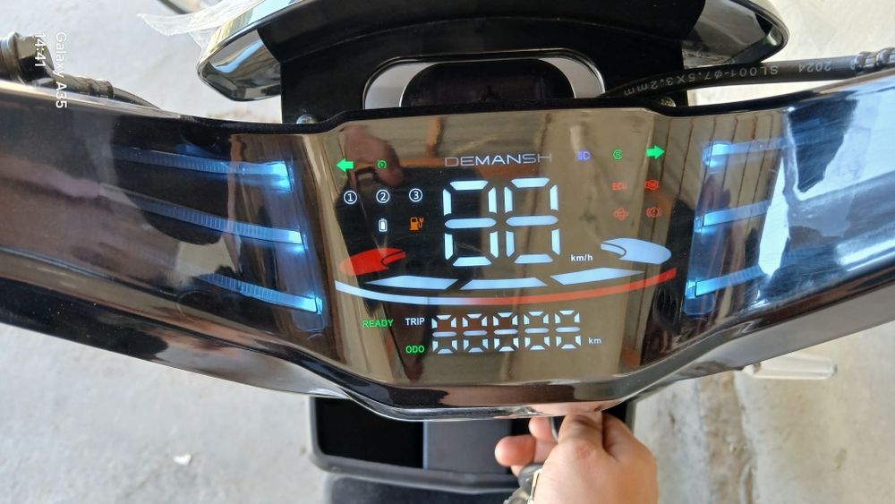 Скутер сотилади.