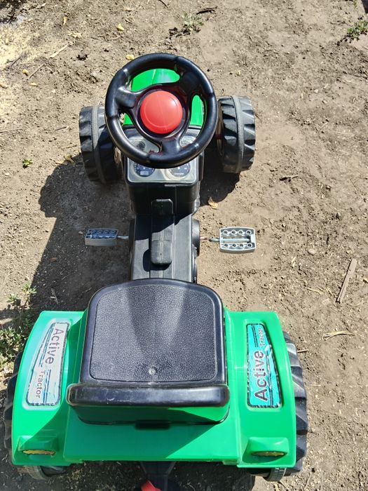 Tractor cu pedale pentru copii