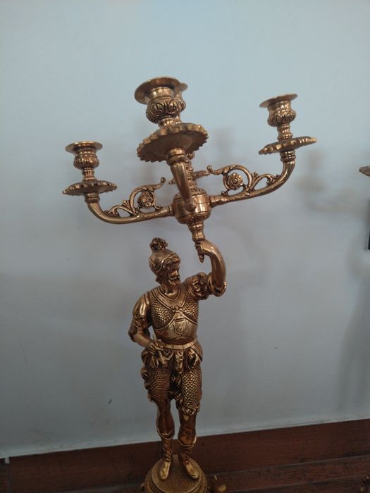 Продавам два масивни антикварни свещника петици огромни тежки