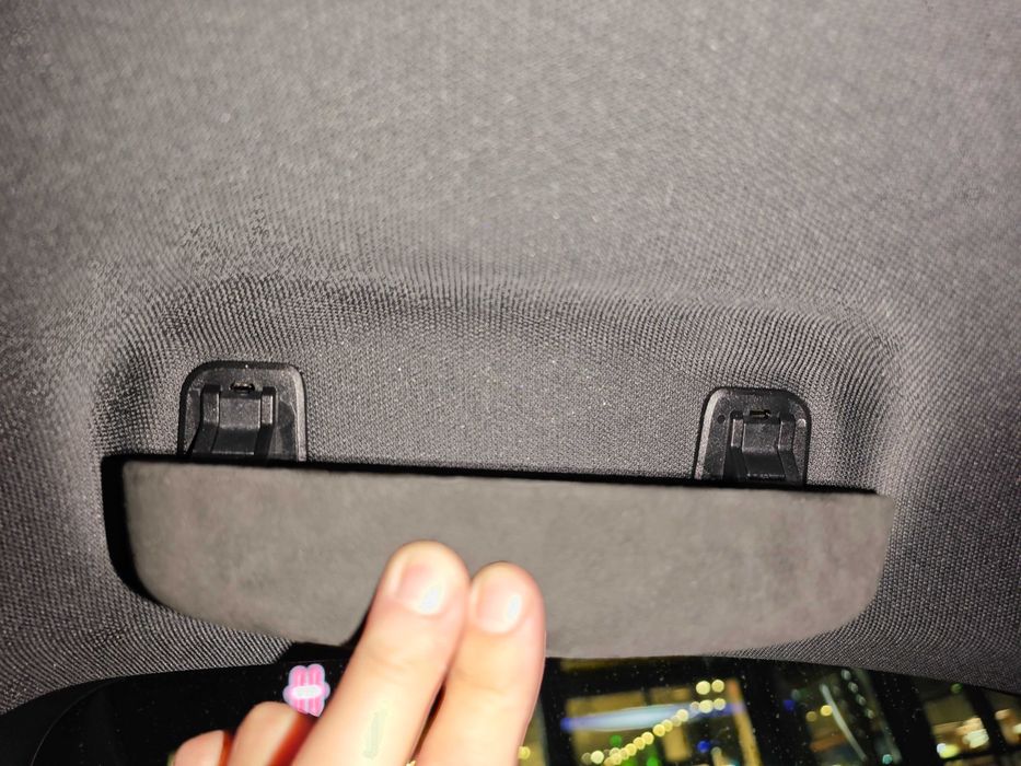 Държач за очила на мястото на дръжката над вратата