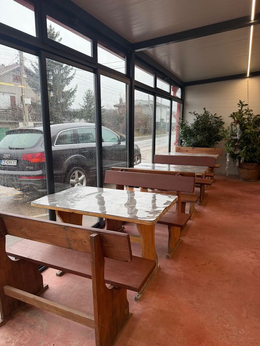 Дървена маса с пейки