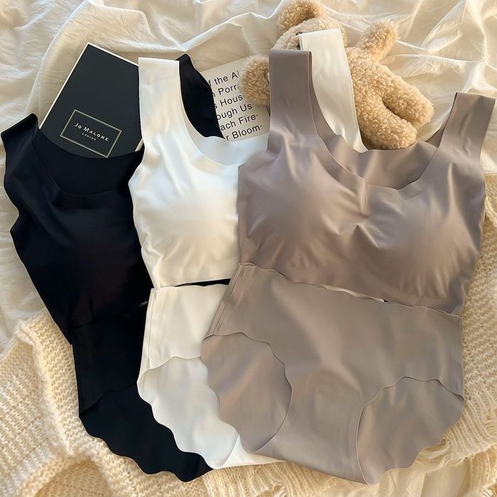 Ayollar pijama va ichki kiyimlari