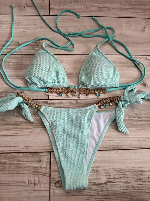Vând costum de baie