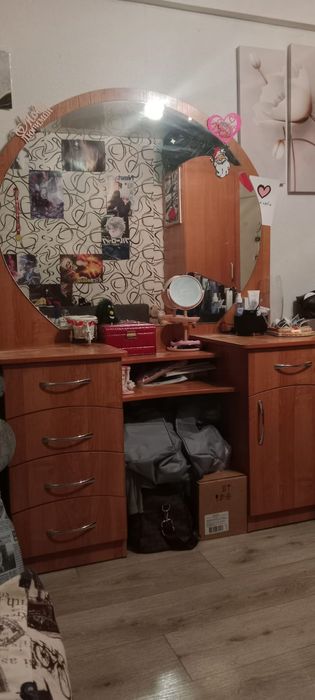 Столик с зеркалом.