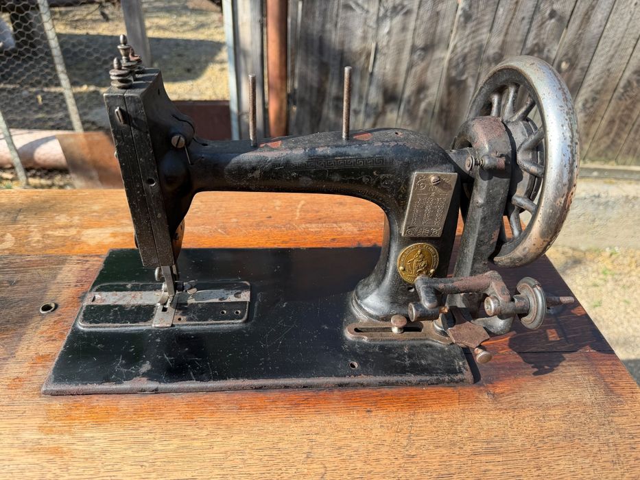 Mașină de cusut de colecție „The Best Sewing Machine” – completă, cu masă și pedală originale
