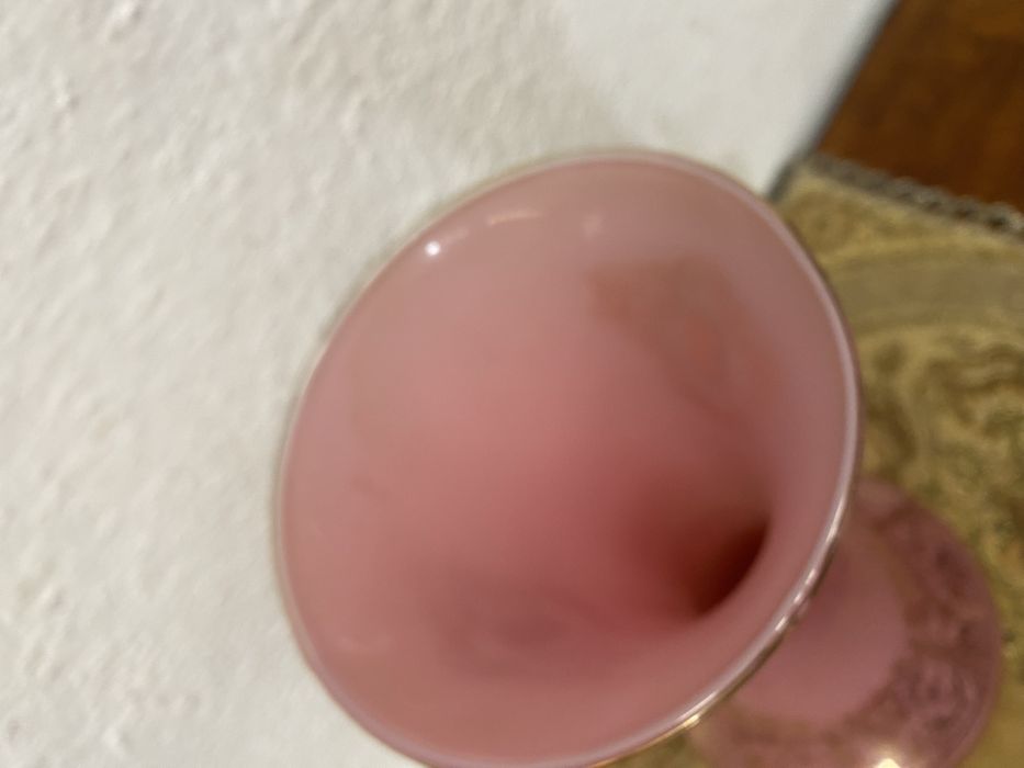 Италианска  розова ваза от разтопено стъкло и орнаменти от злато